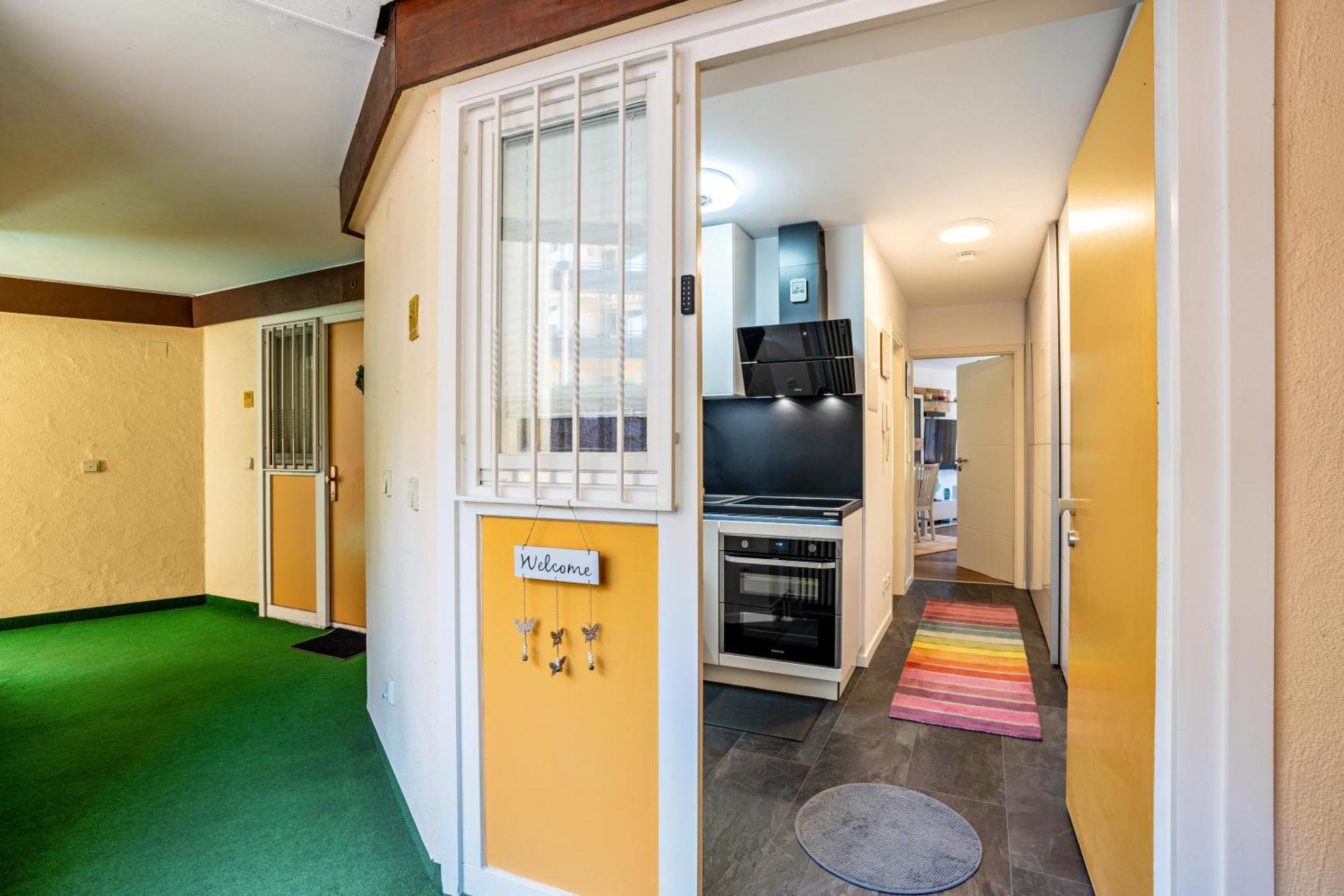 Zentrale Mit Balkon Apartment